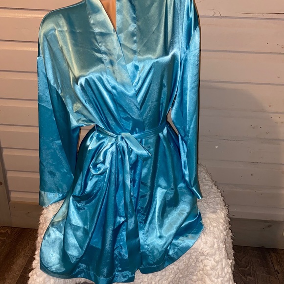 🎉🎊🎉HOST PIC🎉🎊🎉Vintage Victoria’s Secret liquid satin robe, one size blue - Picture 2 of 12